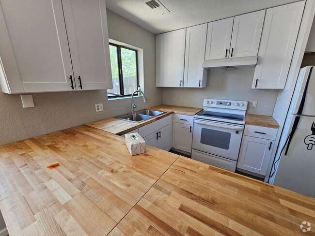 Building Photo - 615 E Date St Rental
