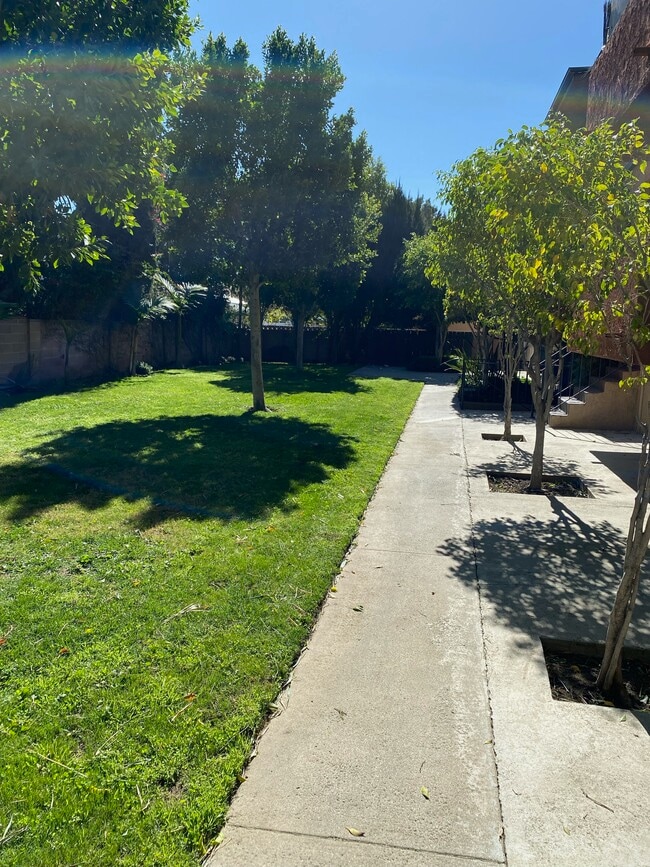 Photo - 6134 Woodman Ave