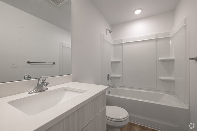 3BR, 2BA - 1.230SF - 2nd Bathroom