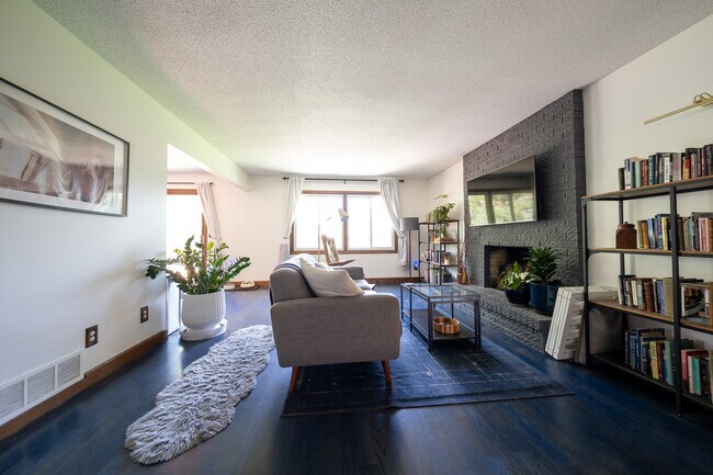 Photo - 1581 Woodside Ct NE