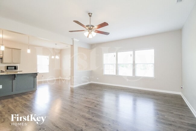 Photo - 1307 Red Deer Dr