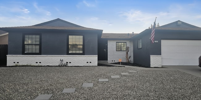 Building Photo - Clovis Oasis Stunning 4-Bed Home with Pool!