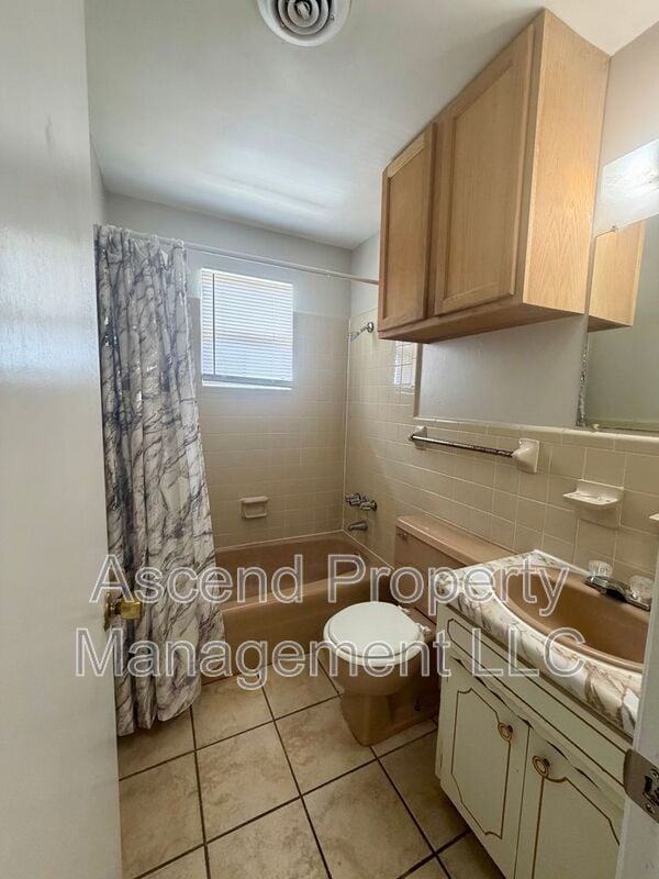 Photo - 582 Withrow Rd