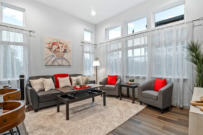 Photo - 829 Emile St