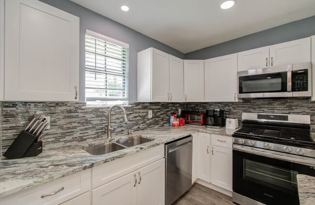 Photo - 3330 Kelton St