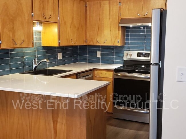 Photo - 352 W 5th St