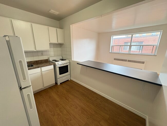 Building Photo - Spacious 2 Bedroom Steps to Upper James Unit 320