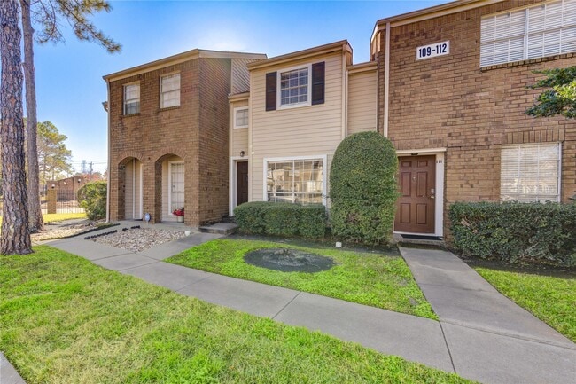 Building Photo - 2002 Gentryside Dr Unit 110