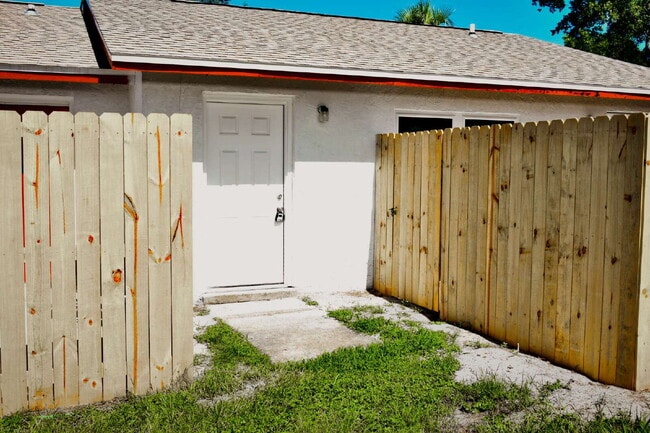 Building Photo - Updated 2-Bedroom 1-Bathroom with Water & Sewer Included Unit C