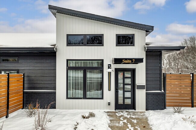 Photo - Ramblewood Suites