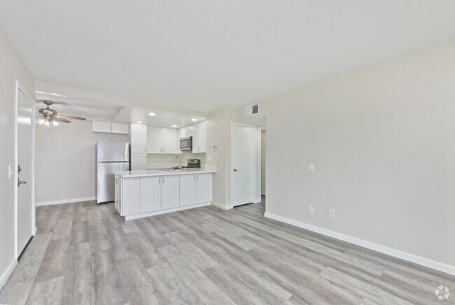 2BR, 1BA - 739SF - Living Room