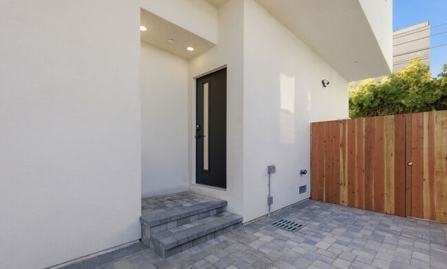 Building Photo - 2835 S Redondo Blvd Unit A