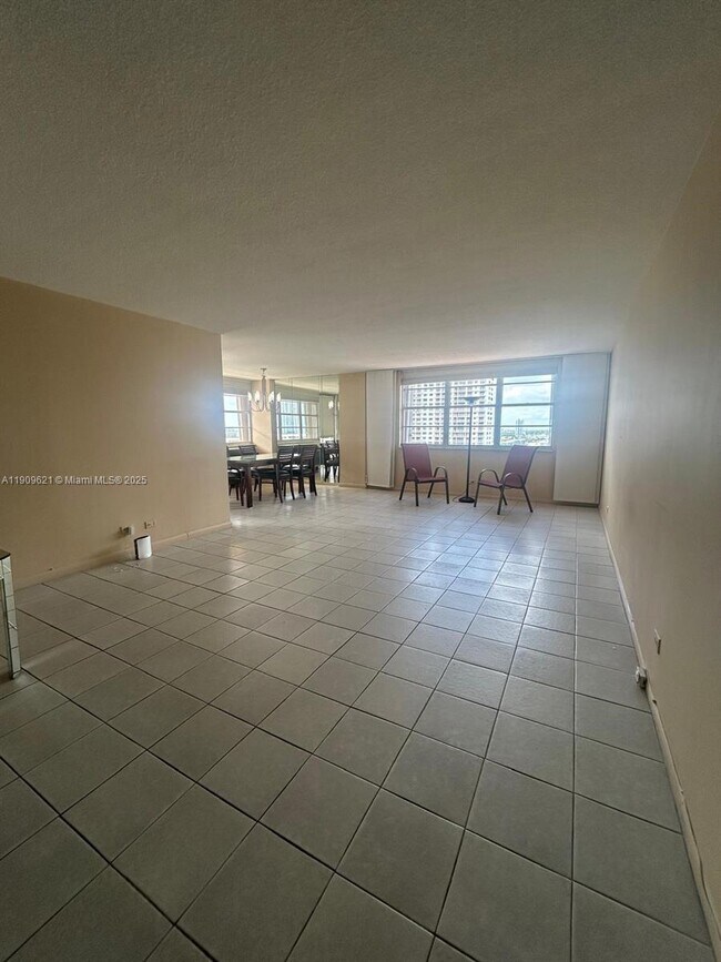 Photo - 251 174th St Unidad 1205