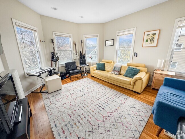 Building Photo - 107 Columbia St Unit 3 Rental