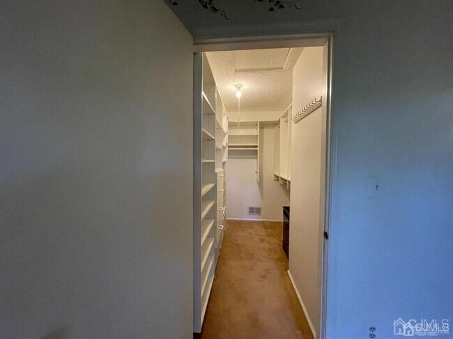 306 Hampshire Ct