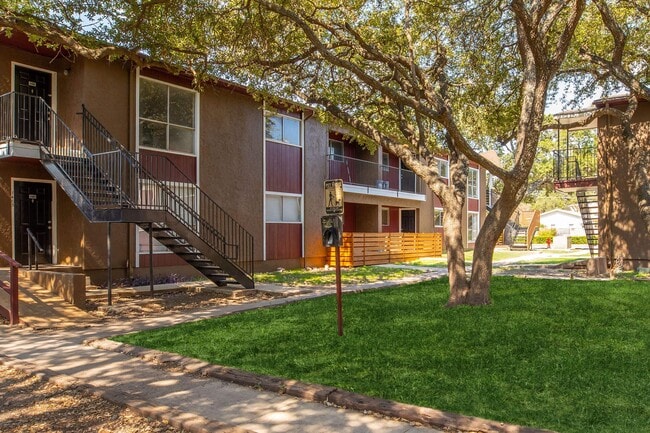 Green Oaks at Medical Apartments