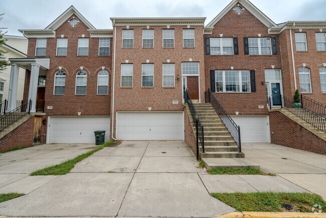 Building Photo - Sun-Filled And Spacious 3 Bedroom 2.5 Bath... Rental