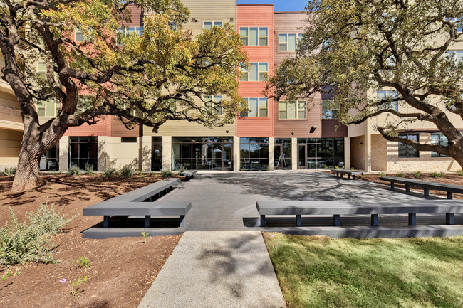 Courtyard - Homestead Oaks Apartments