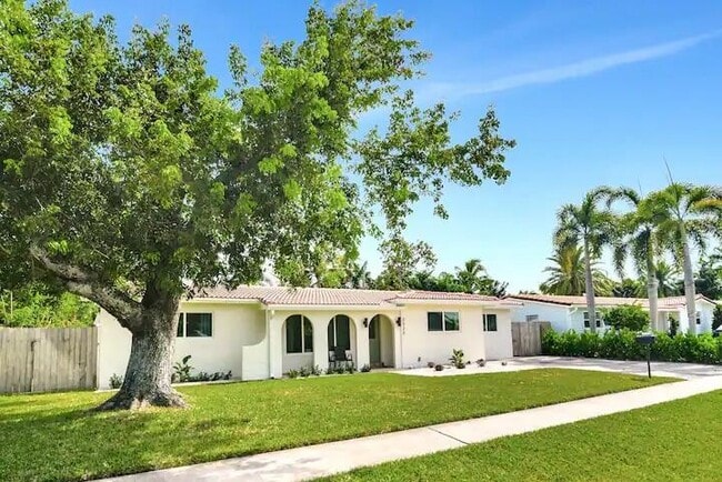 Building Photo - 2320 NE 51st St Rental