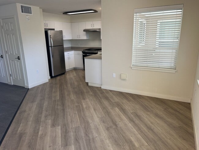 Photo - 2 Bed, 1 Bath, 850 Square Foot Ground Floor-Single Story Apartment with Air Conditioning Unit 08