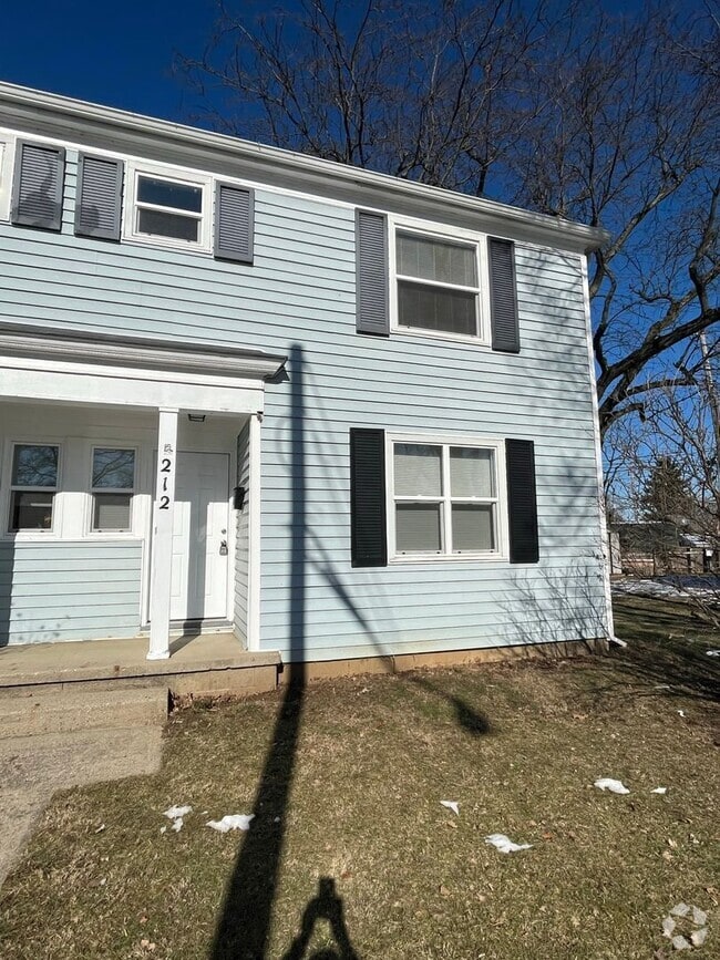 Building Photo - 2 Bedroom, 1 Bathroom Townhouse