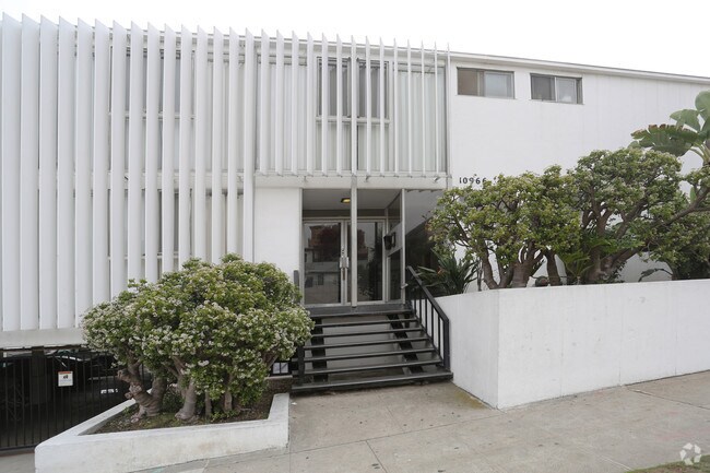 Photo - 10966 Roebling Ave