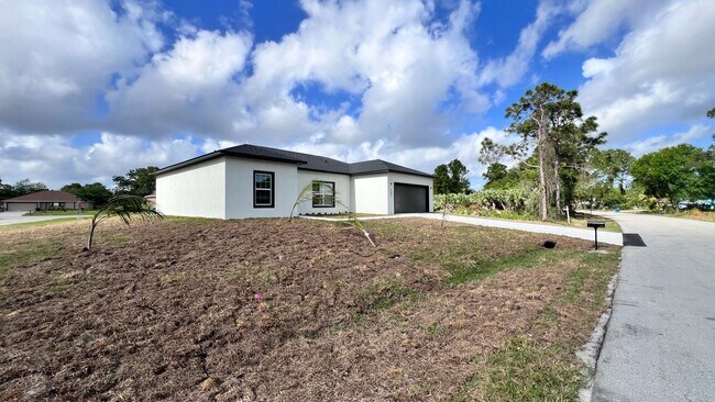 Photo - Stunning BRAND NEW UPGRADED 3 Bedroom / 2 ...