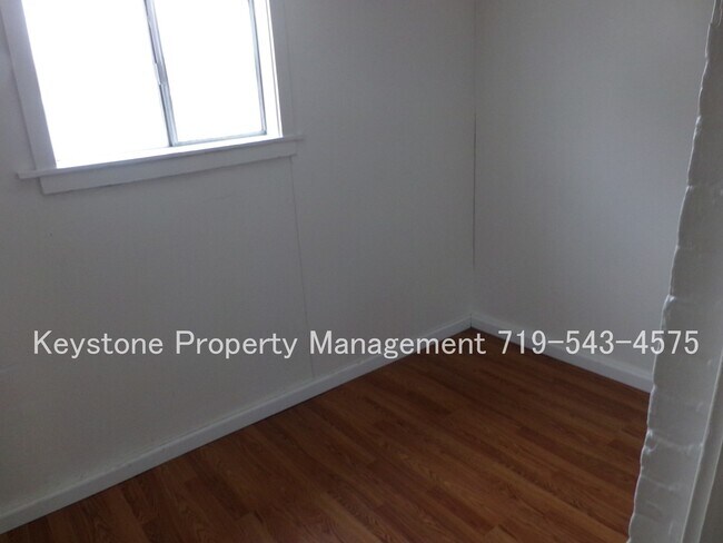 Photo - $365 Off Move-in Special!  Centrally Located Apartment - 1 BD/1 Bath $725/$725 Unit #2