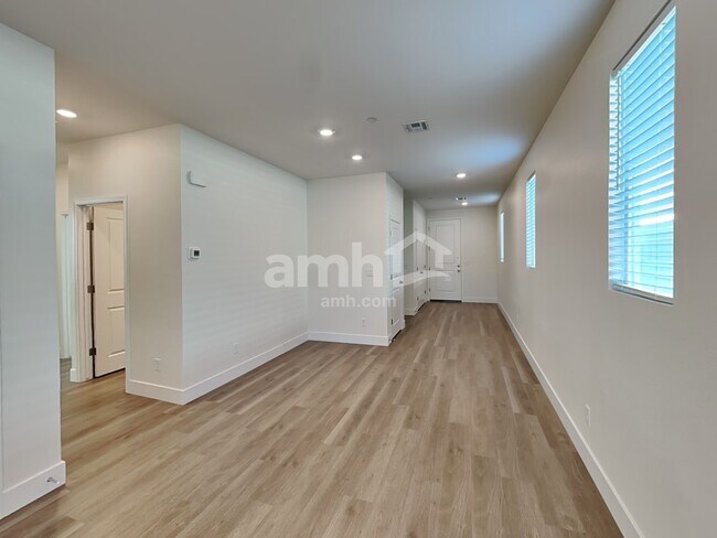 Photo - 822 English Primrose St