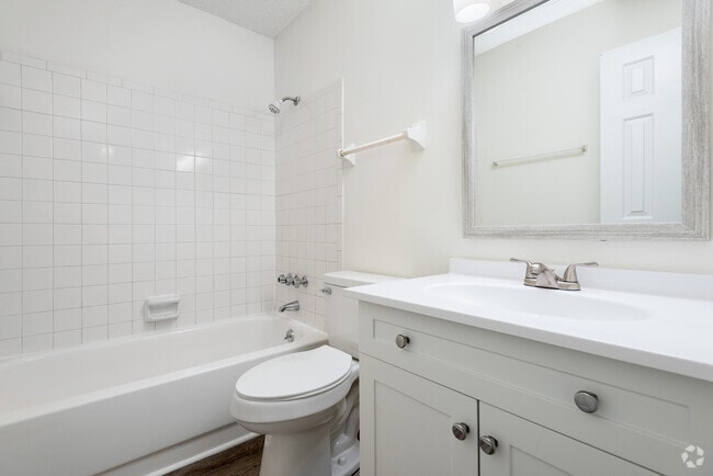 Building Photo - 597 Huntington Pky Unit B Rental