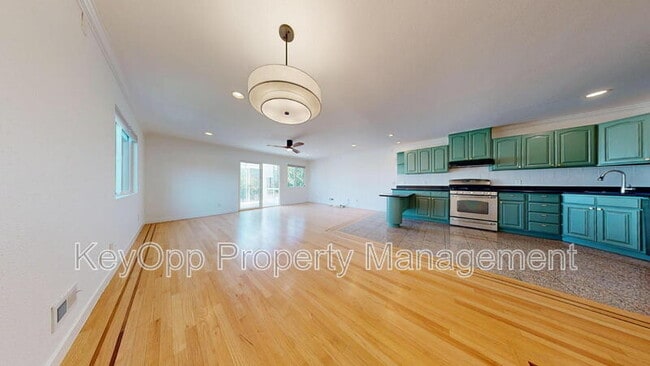 Photo - 651 University St