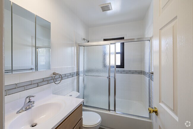 1BR, 1BA - 750SF - Bathroom