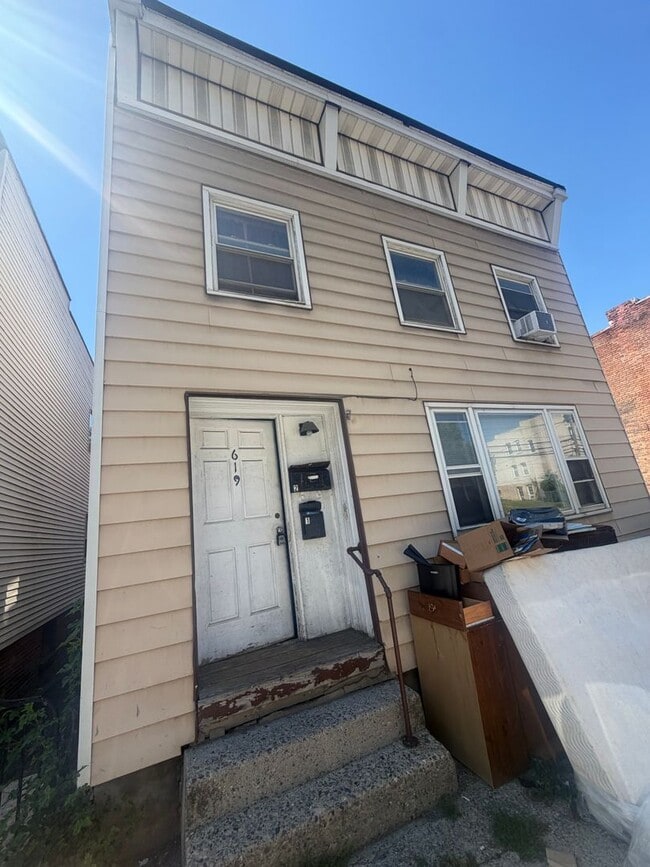 Building Photo - 619 4th St Unit 1