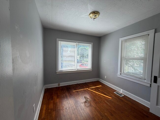 Photo - 135 Clyde St
