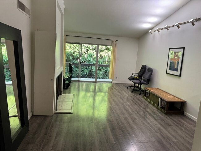 Family room - 440 Veteran Ave Unit 407