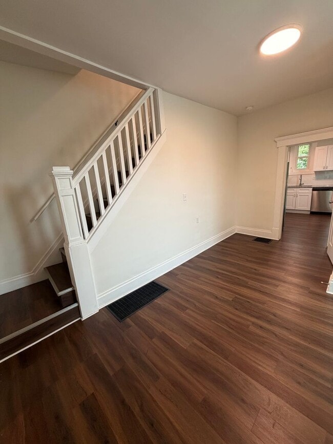 Building Photo - Spacious 3 Bed | 1.5 Bath – Prime Clintonv... Unit 1
