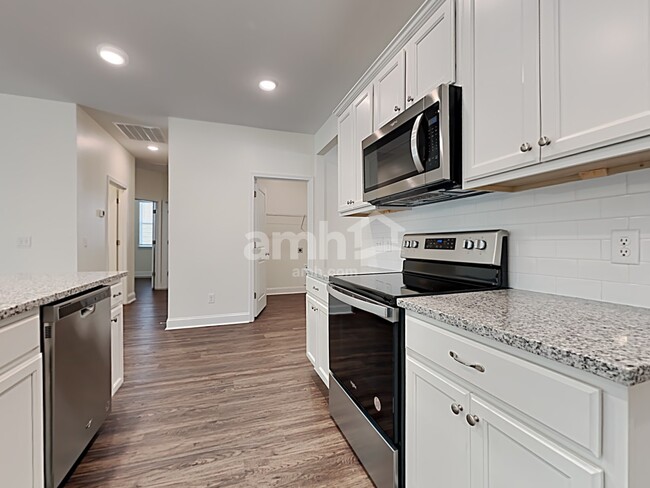 Photo - 611 E Lionel Rd