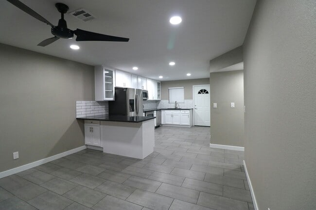 Photo - 1 N Naco Way