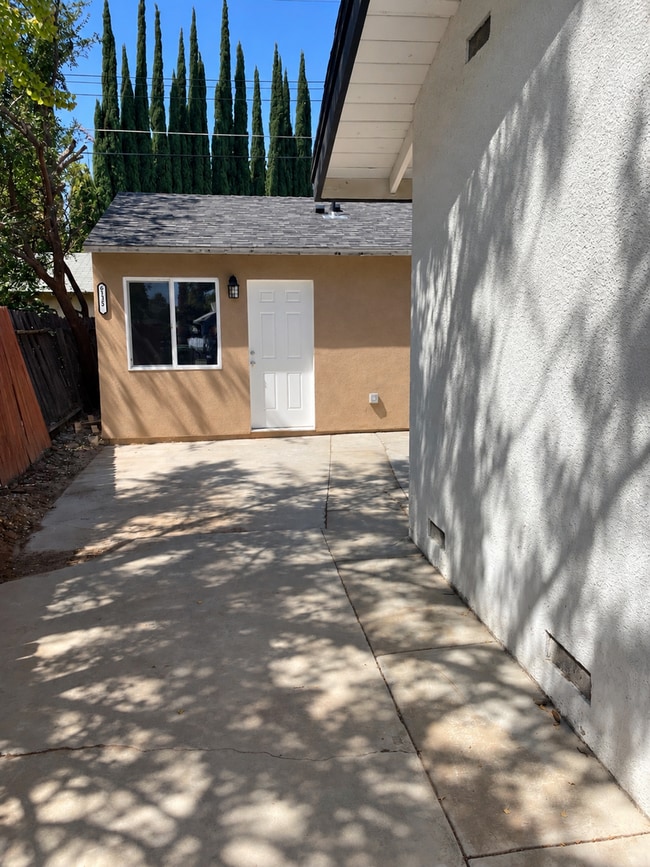 6135 Rhonda Rd