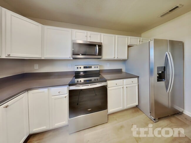 Photo - 303 Collingwood Ln