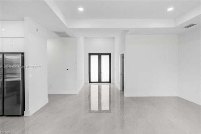 Photo - 620 Raintree St E