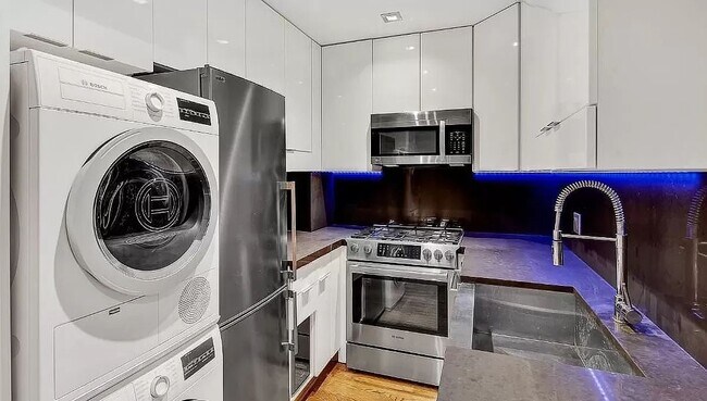 Photo - 330 East SIXTH Street Unit 4R