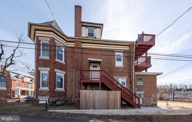 Photo - 122 E 3rd St