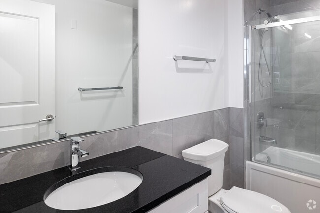 3BR,2BA - 1,405SF Shared Bathroom