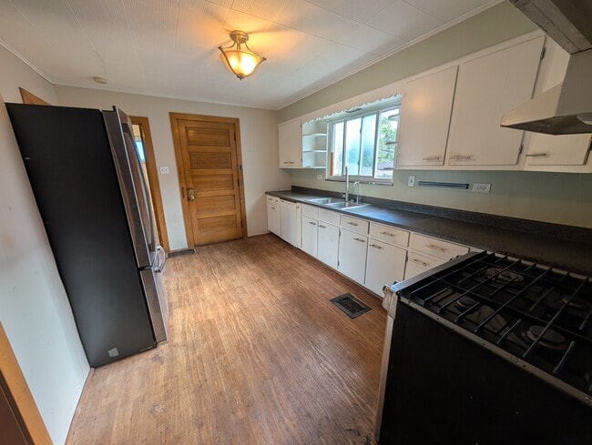 Large Kitchen - 5010 W Montrose Ave Unit Apt 1