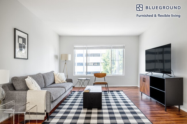 Building Photo - 330 N Crescent Dr Rental