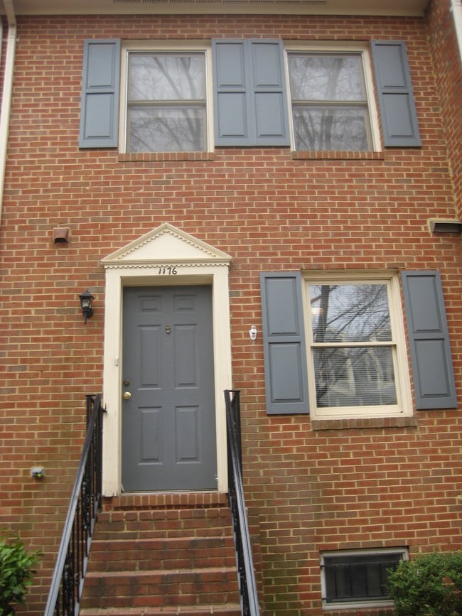 Building Photo - 1176 N Vermont St