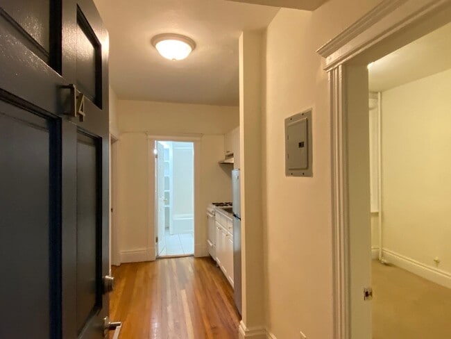 Building Photo - 4 Camelot Ct