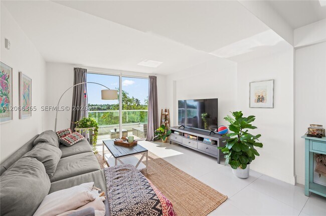 Building Photo - 6362 Collins Ave Unit 411