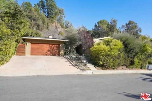 Building Photo - 1700 San Ysidro Dr